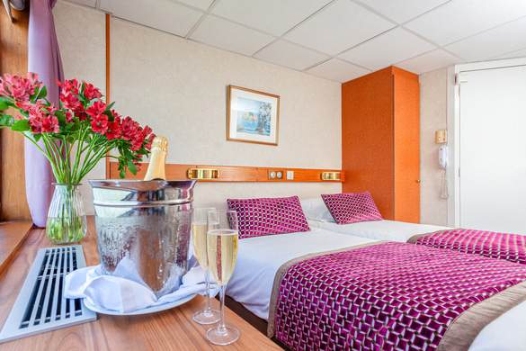 CroisiEurope MS La Belle de Cadix Middle Deck 2 Adjustable Twin Beds CAT B ©Alberto Dastis.jpg